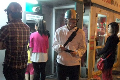 Hàng loạt cây ATM 'chào cờ' ngày cận tết